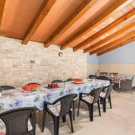 Pet Friendly In With Kitchen *