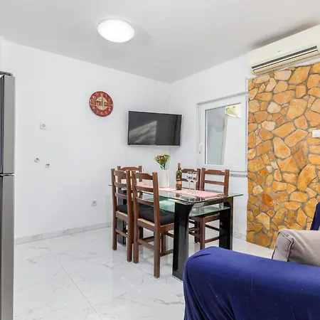 Apartment Pet Friendly In With Kitchen *