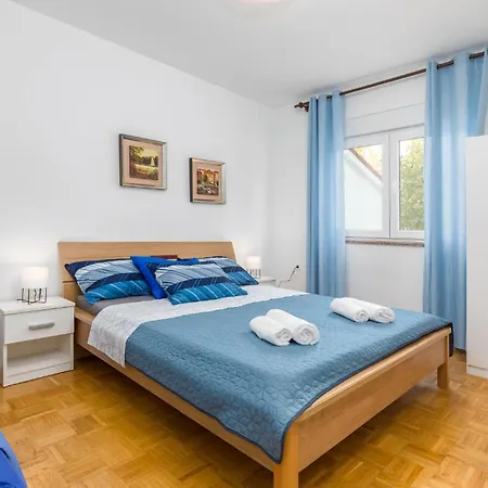 Apartment Pet Friendly In With Kitchen *