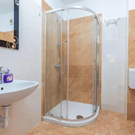 Pet Friendly In With Kitchen *